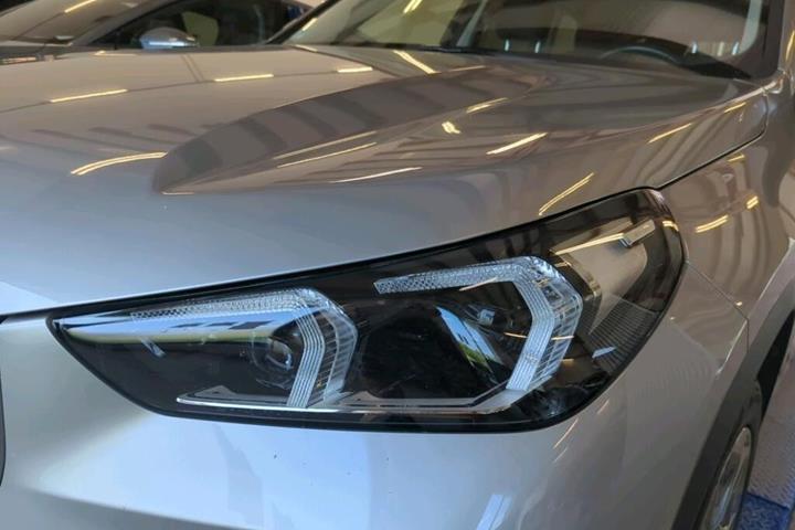 Sølv BMW iX1 fra 2023