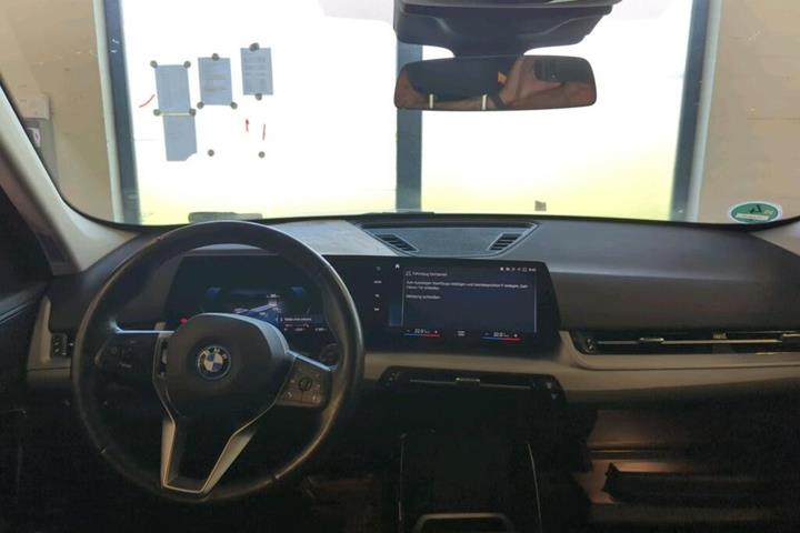 Sølv BMW iX1 fra 2023