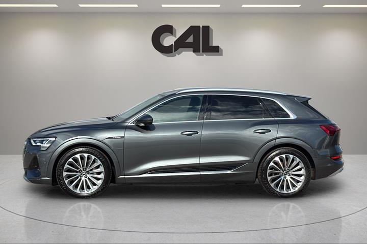 Grå Audi e-tron fra 2022
