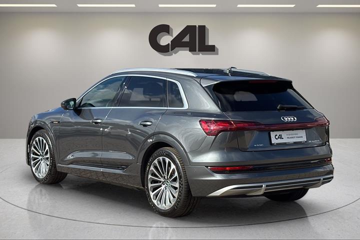 Grå Audi e-tron fra 2022