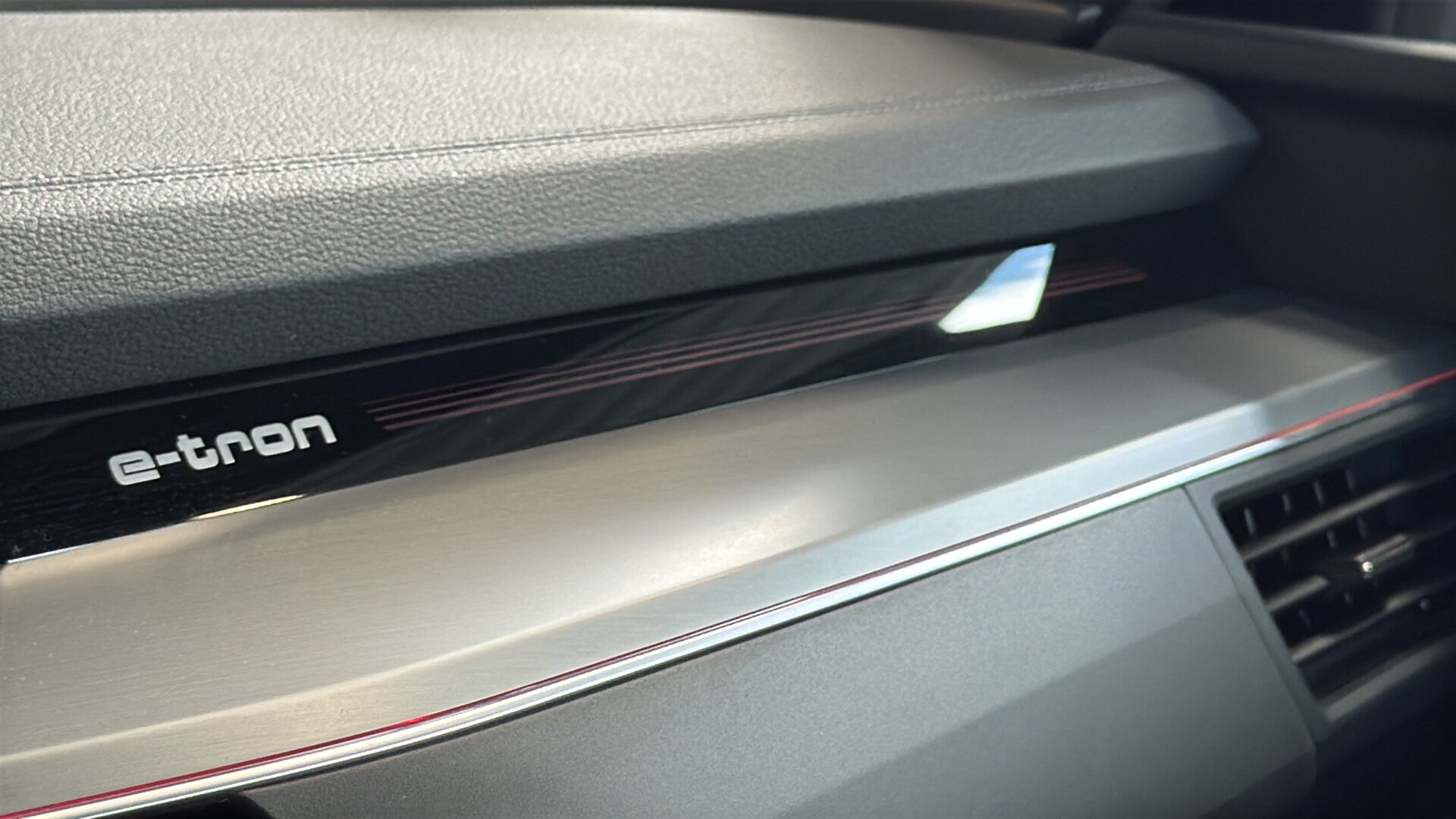 Grå Audi e-tron fra 2022