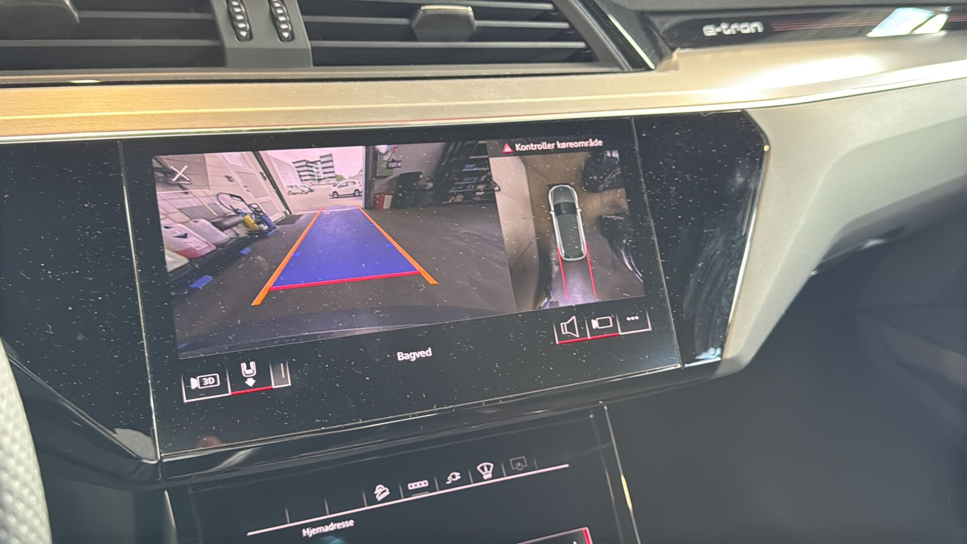 Grå Audi e-tron fra 2022