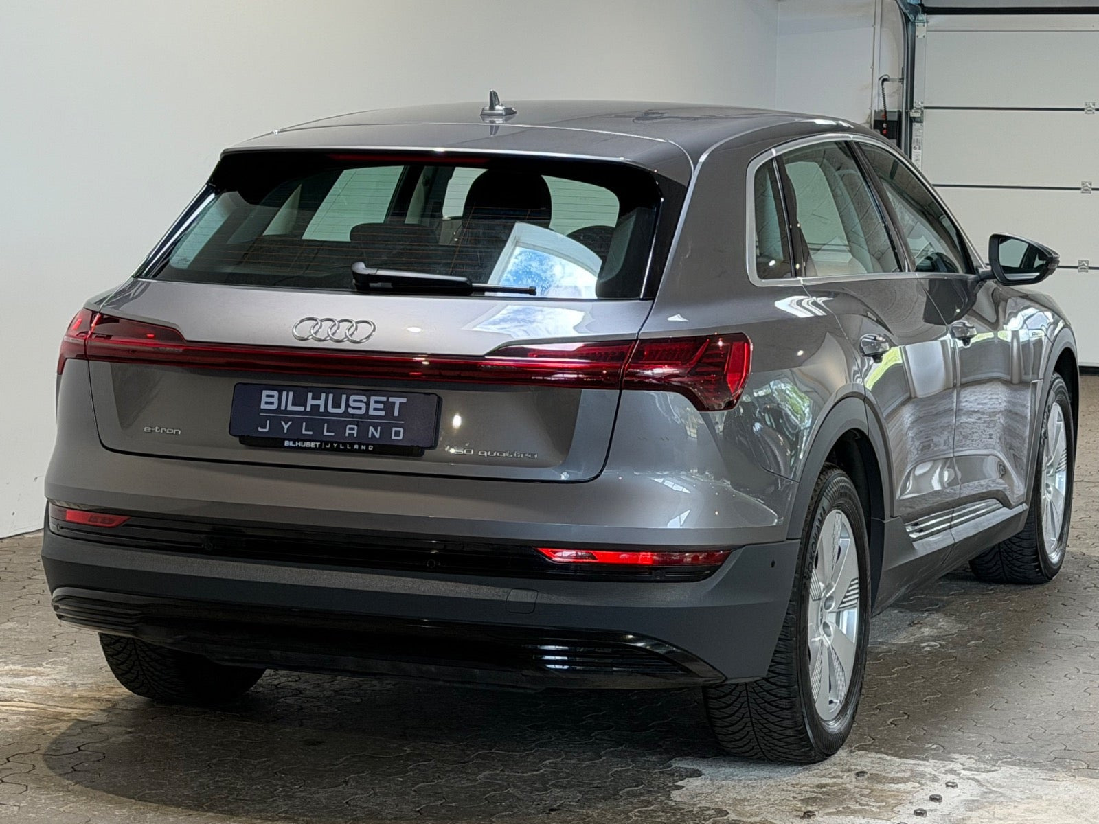 Grå Audi e-tron fra 2020