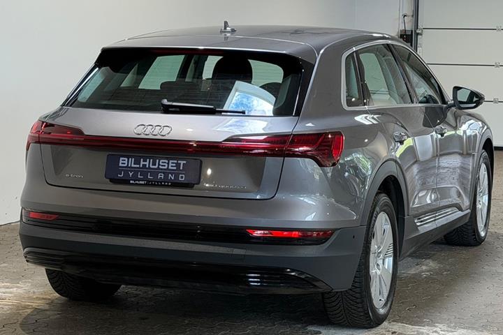 Grå Audi e-tron fra 2020