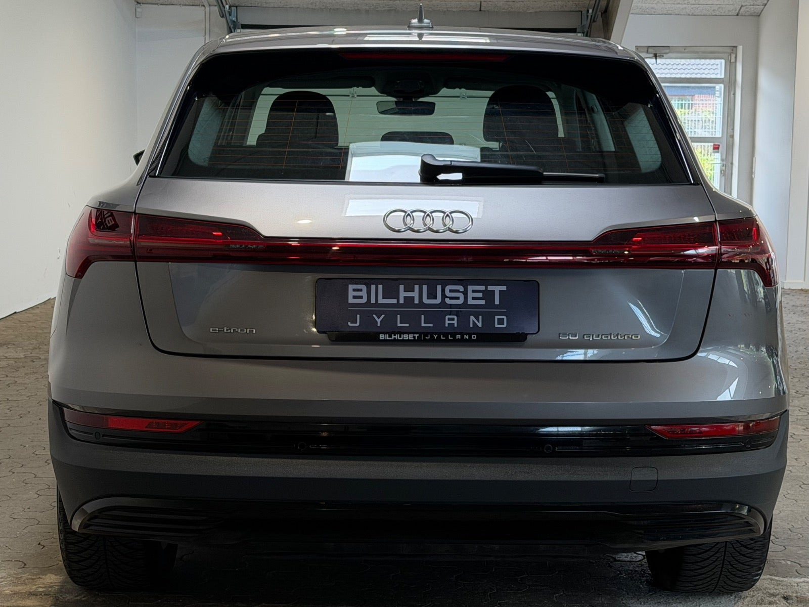 Grå Audi e-tron fra 2020