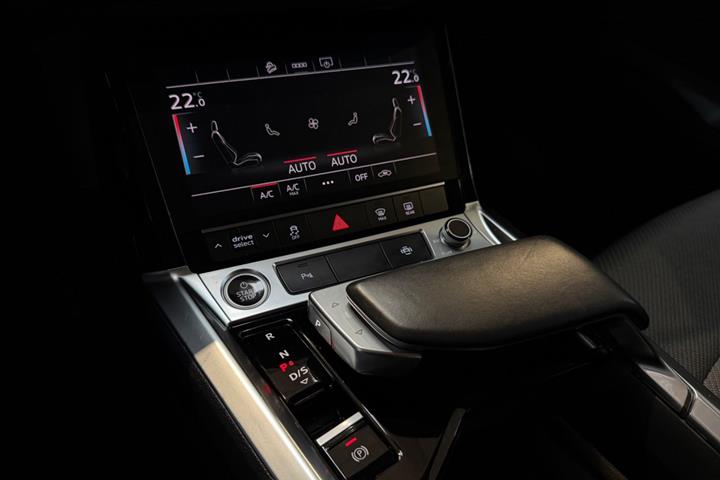 Grå Audi e-tron fra 2020