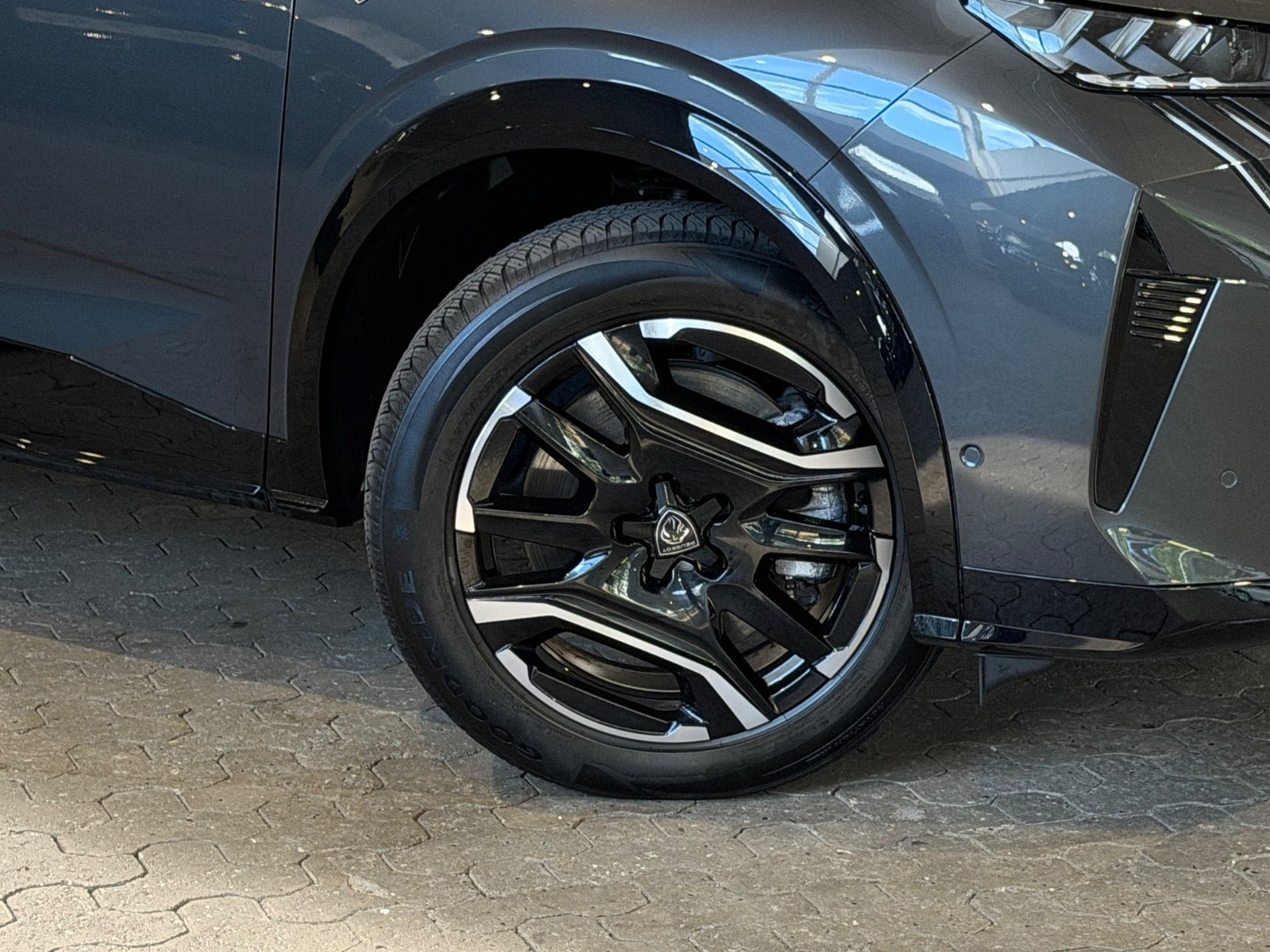 Grå Peugeot e-5008 fra 2025
