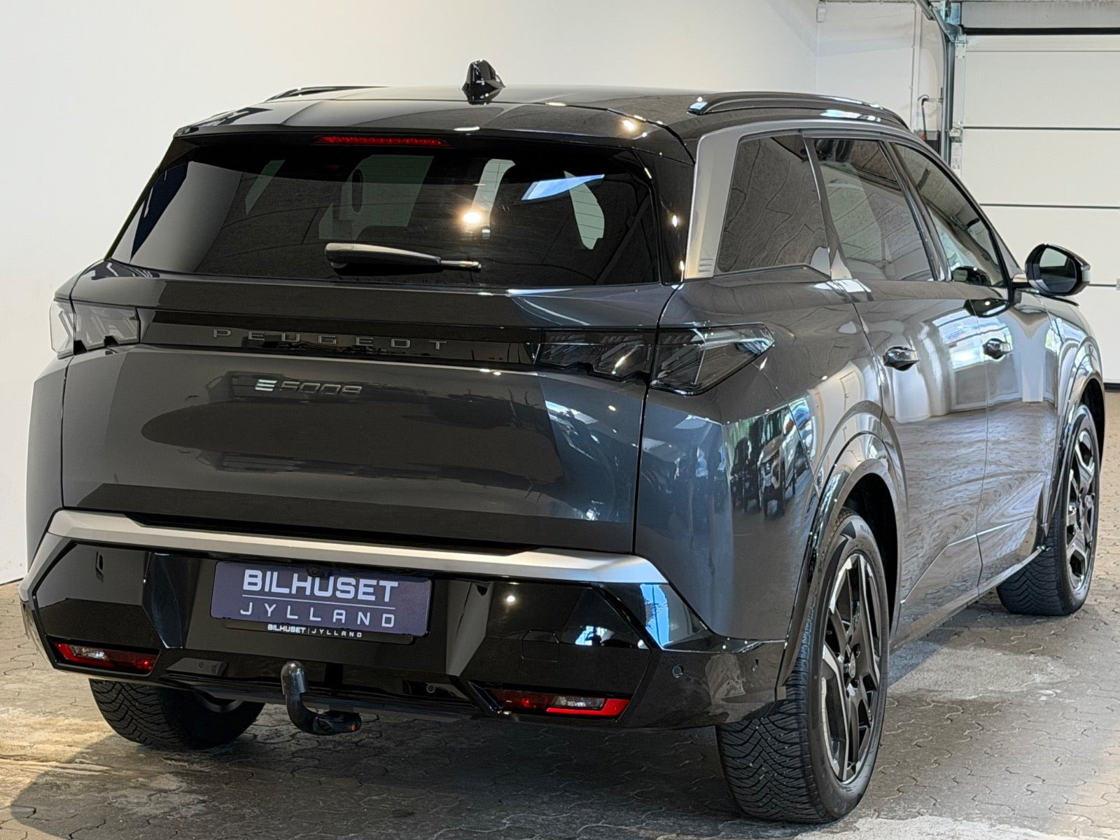 Grå Peugeot e-5008 fra 2025