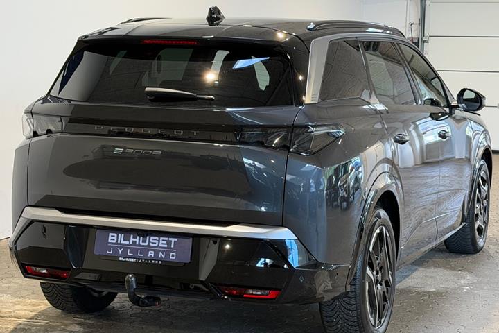 Grå Peugeot e-5008 fra 2025