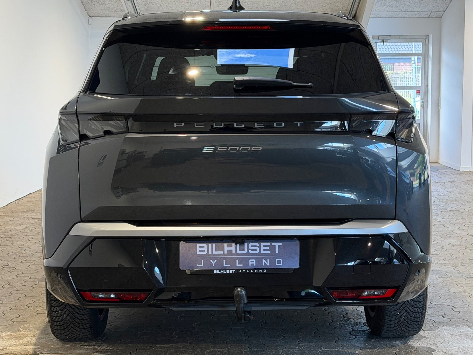 Grå Peugeot e-5008 fra 2025