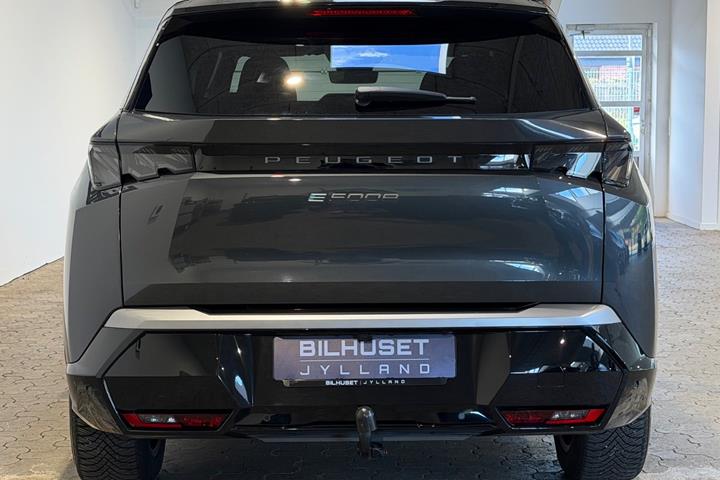 Grå Peugeot e-5008 fra 2025