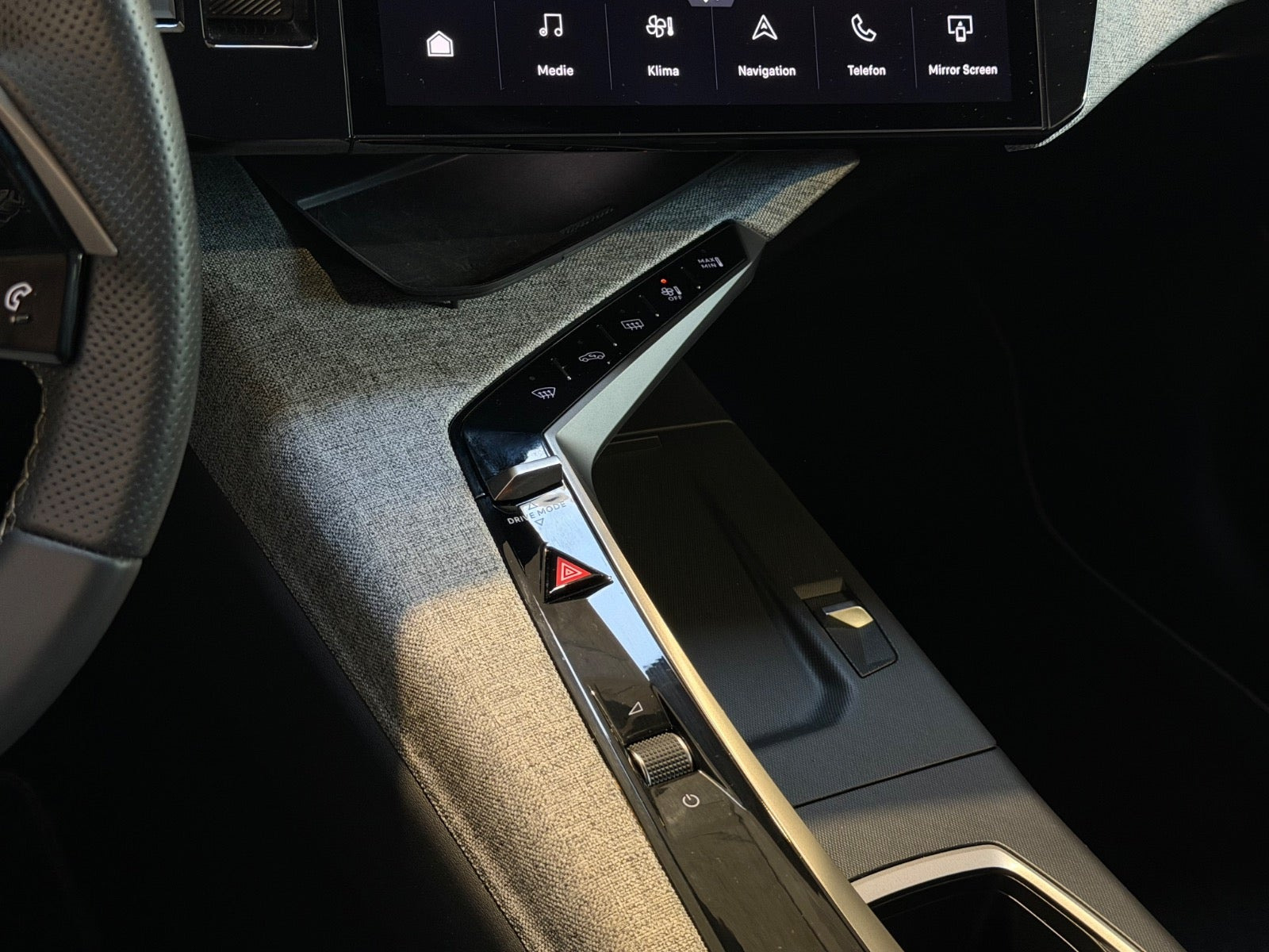 Grå Peugeot e-5008 fra 2025