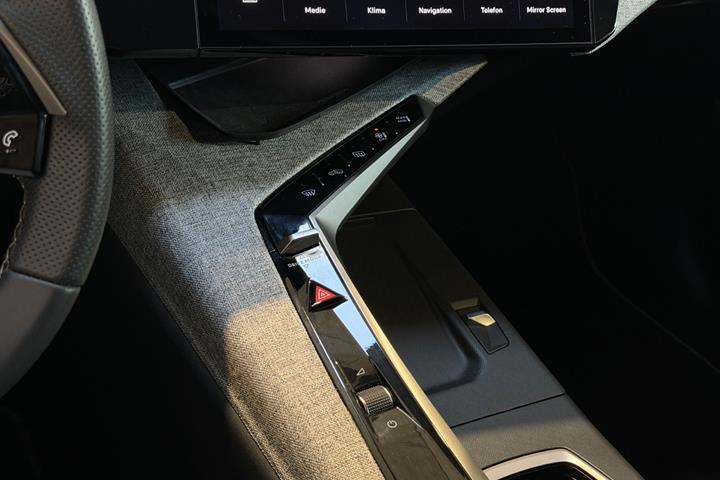 Grå Peugeot e-5008 fra 2025