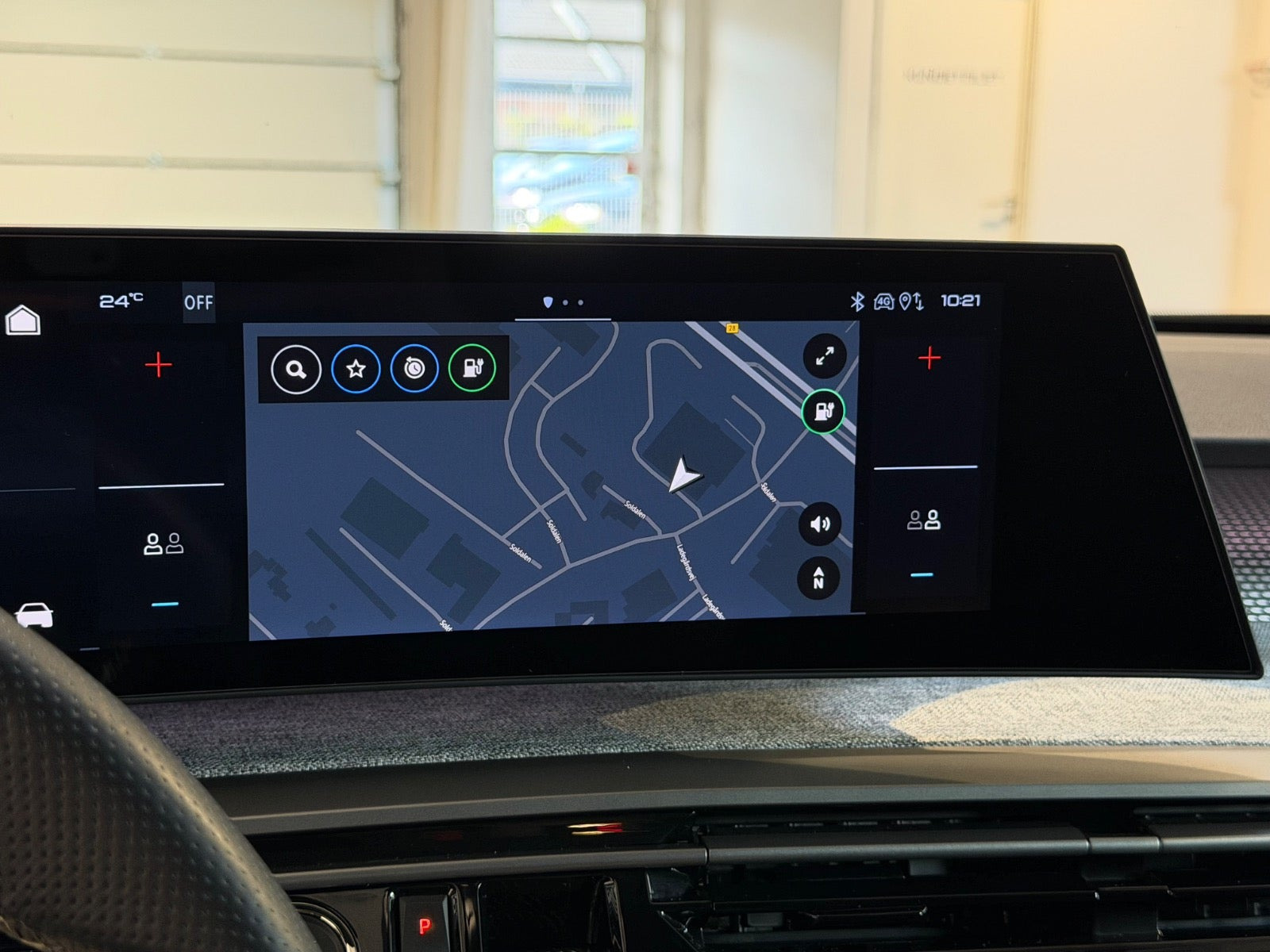 Grå Peugeot e-5008 fra 2025