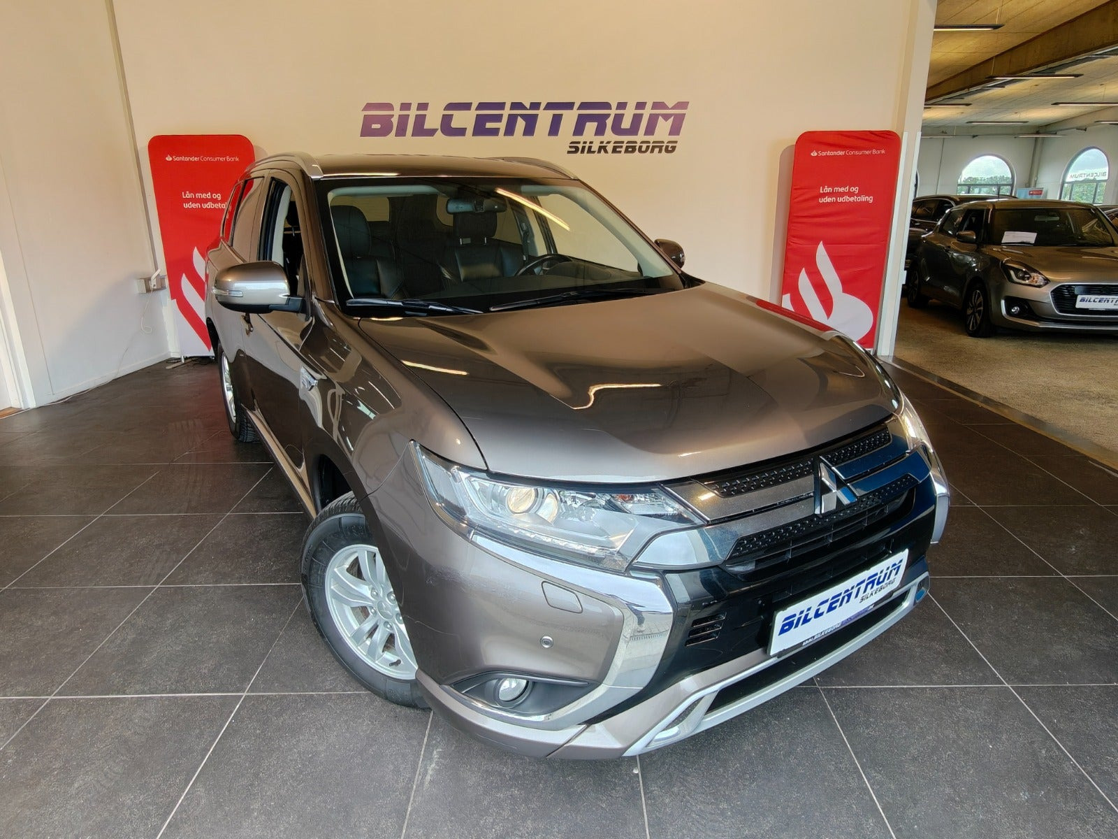 Brun Mitsubishi Outlander fra 2020