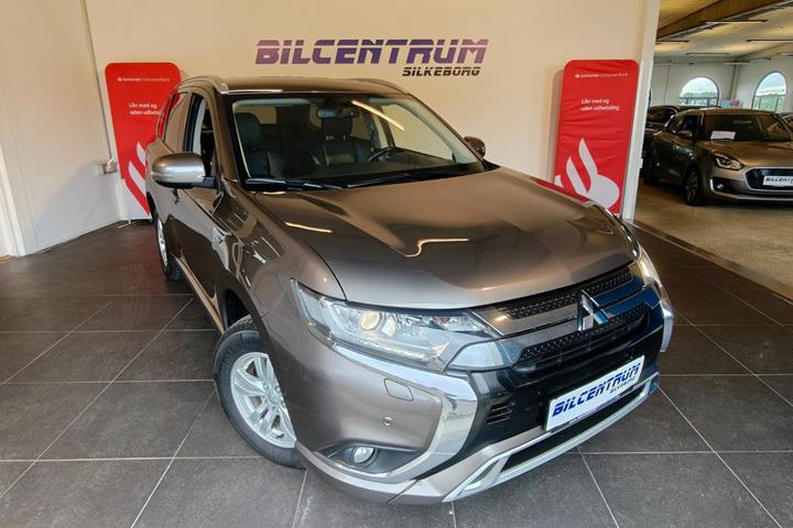 Brun Mitsubishi Outlander fra 2020
