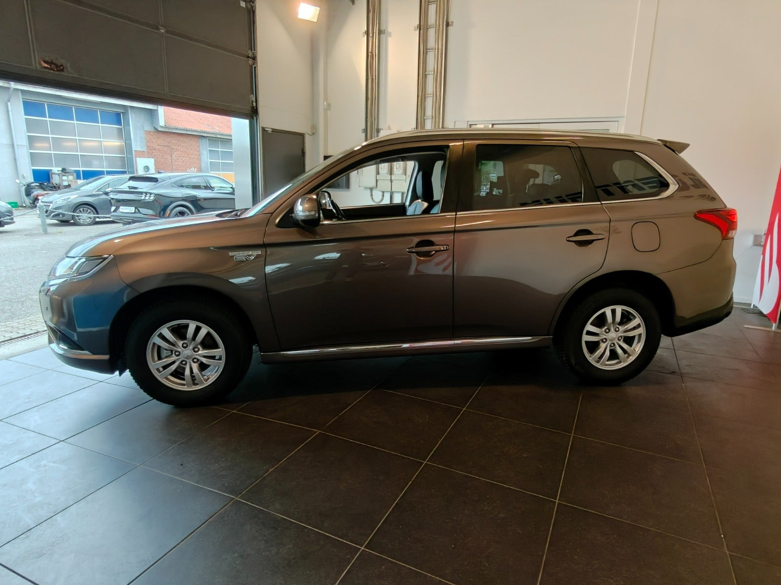 Brun Mitsubishi Outlander fra 2020