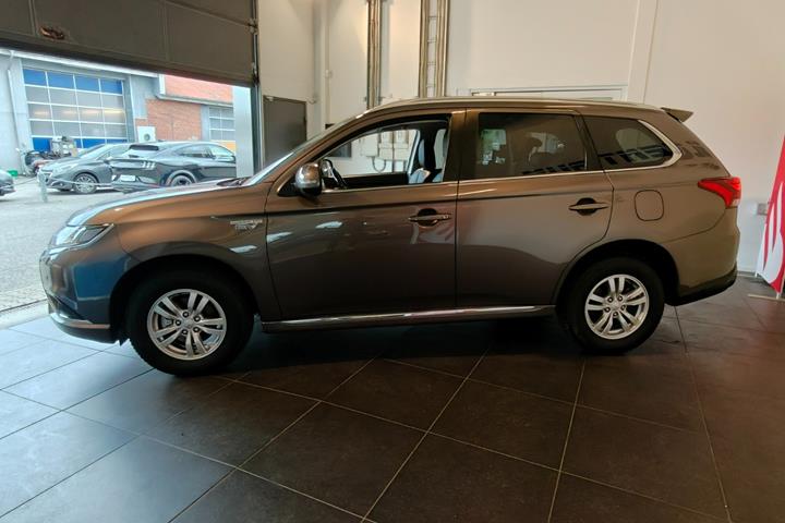 Brun Mitsubishi Outlander fra 2020