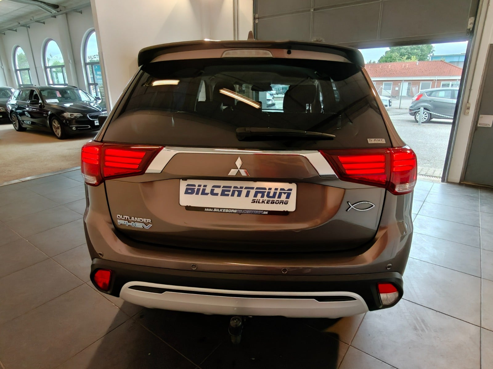 Brun Mitsubishi Outlander fra 2020