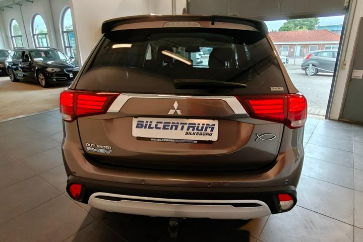 Brun Mitsubishi Outlander fra 2020