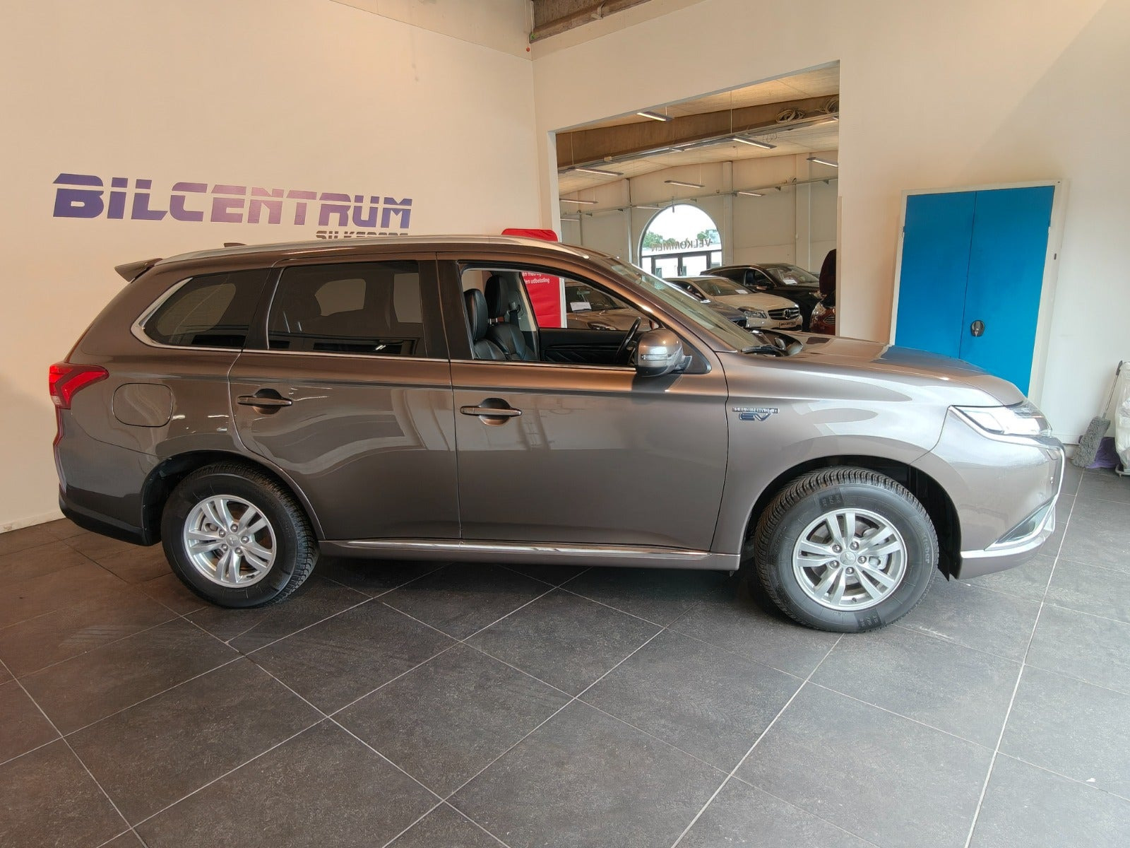 Brun Mitsubishi Outlander fra 2020
