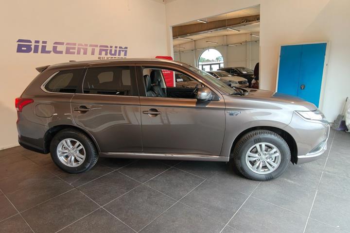 Brun Mitsubishi Outlander fra 2020