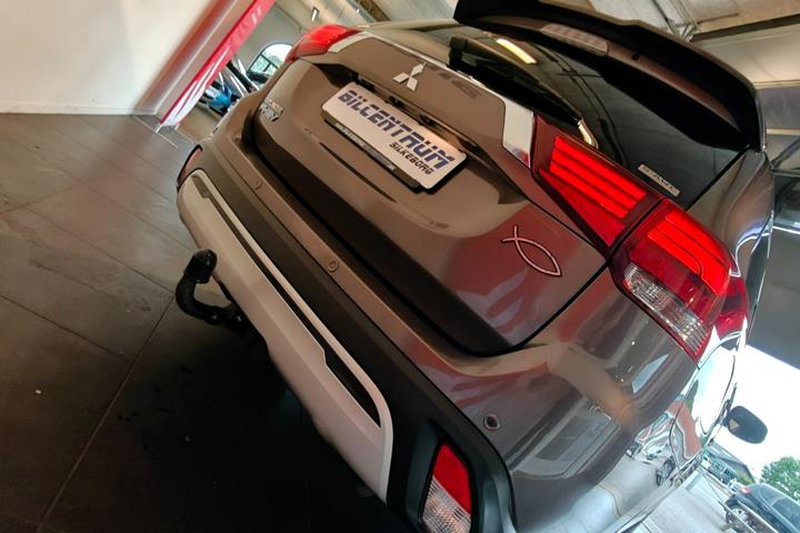 Brun Mitsubishi Outlander fra 2020