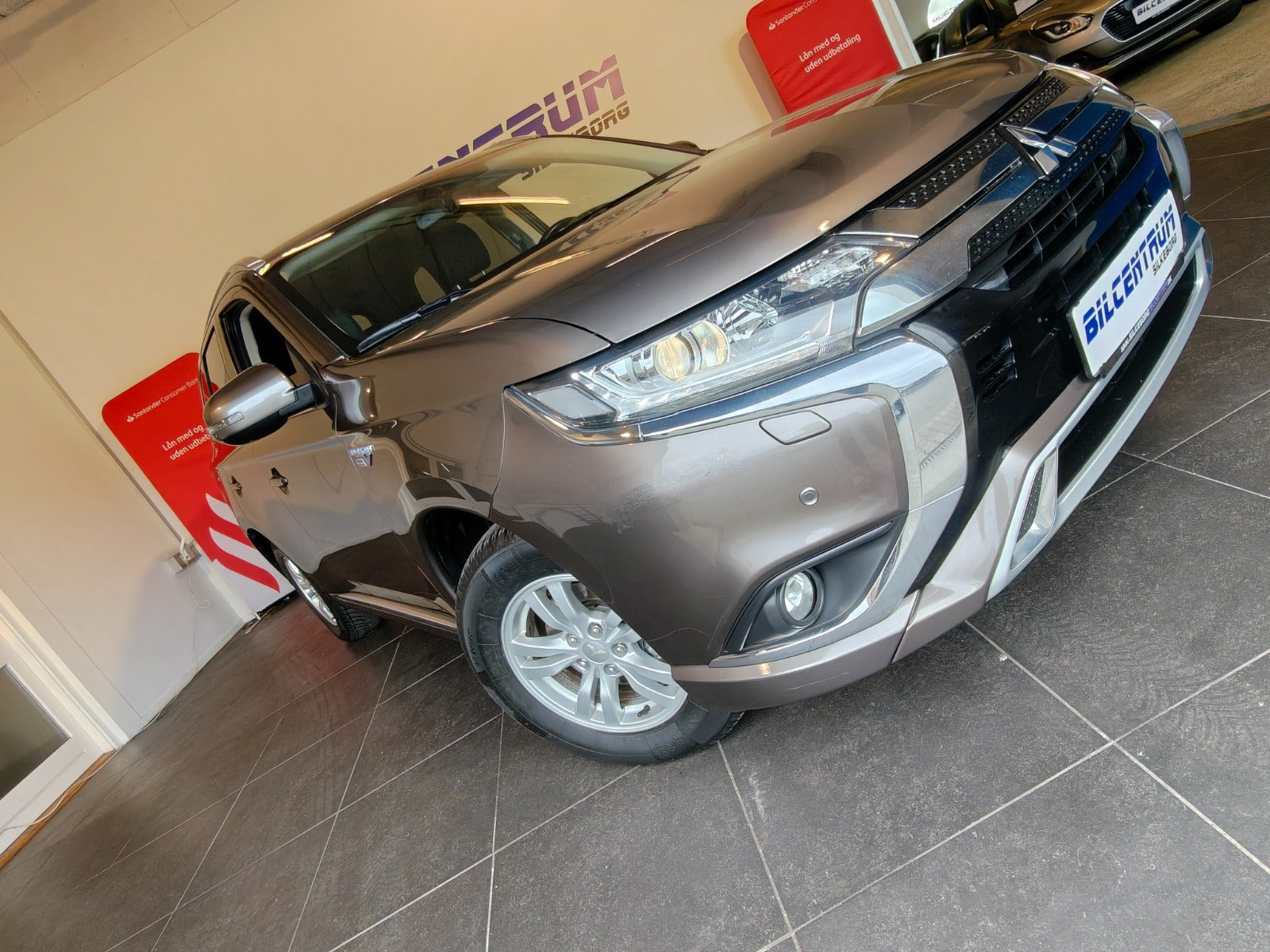 Brun Mitsubishi Outlander fra 2020