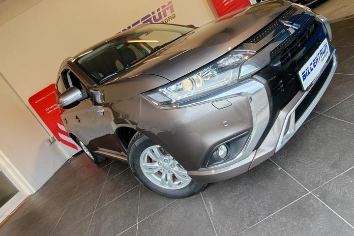 Brun Mitsubishi Outlander fra 2020