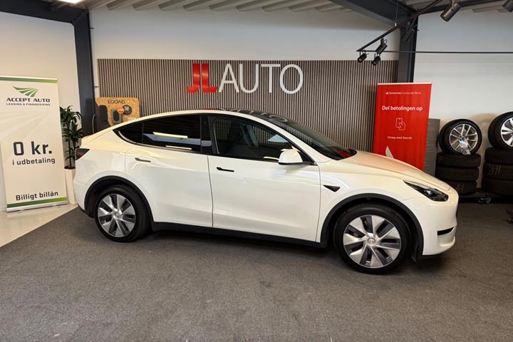 Hvid Tesla Model Y fra 2024
