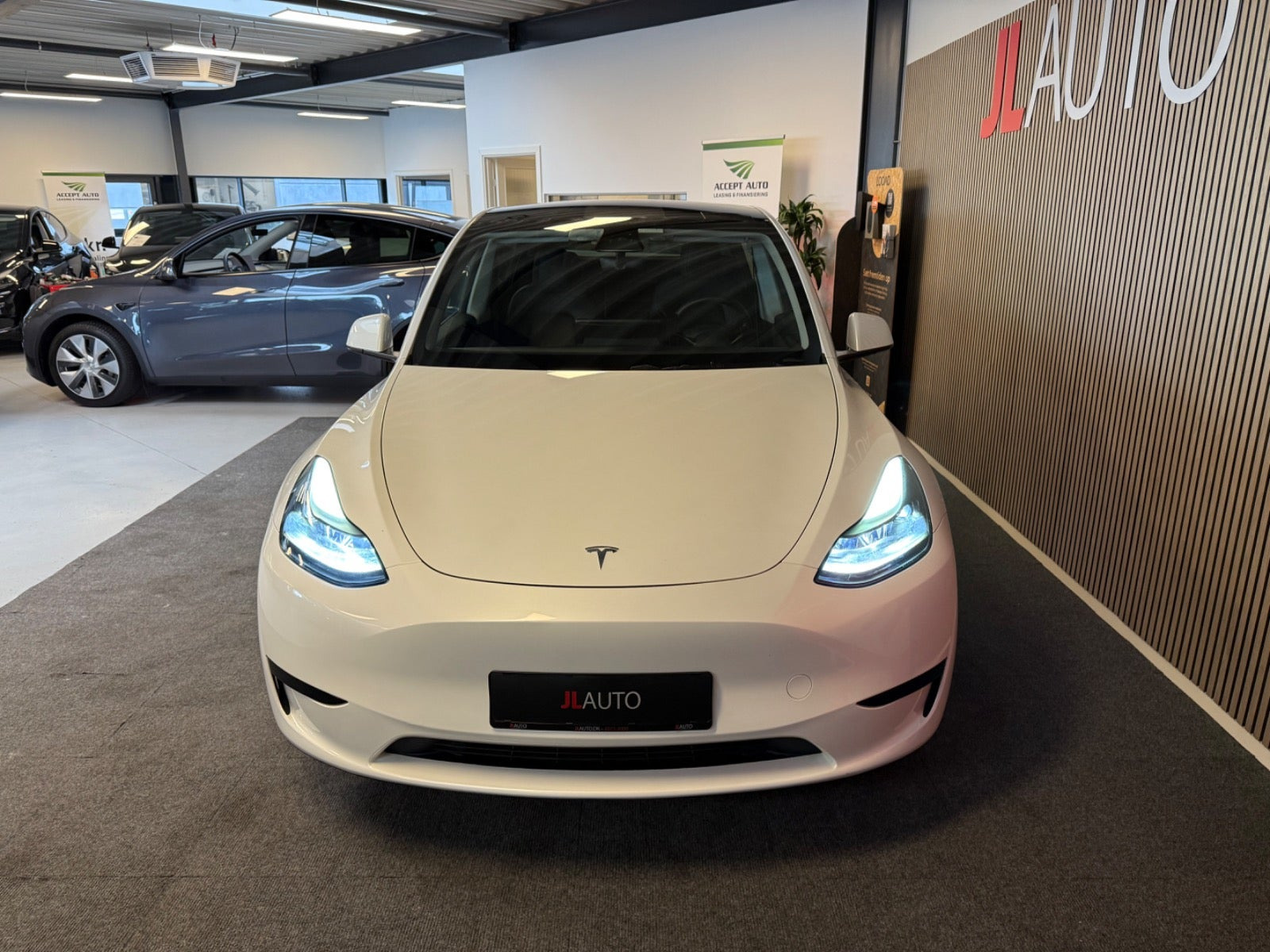 Hvid Tesla Model Y fra 2024