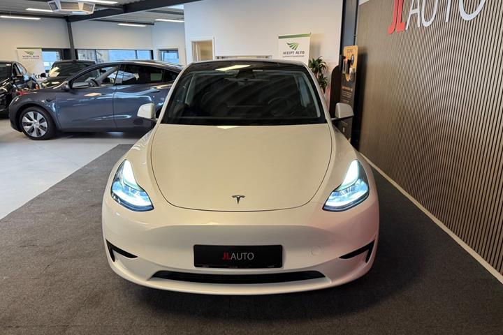 Hvid Tesla Model Y fra 2024