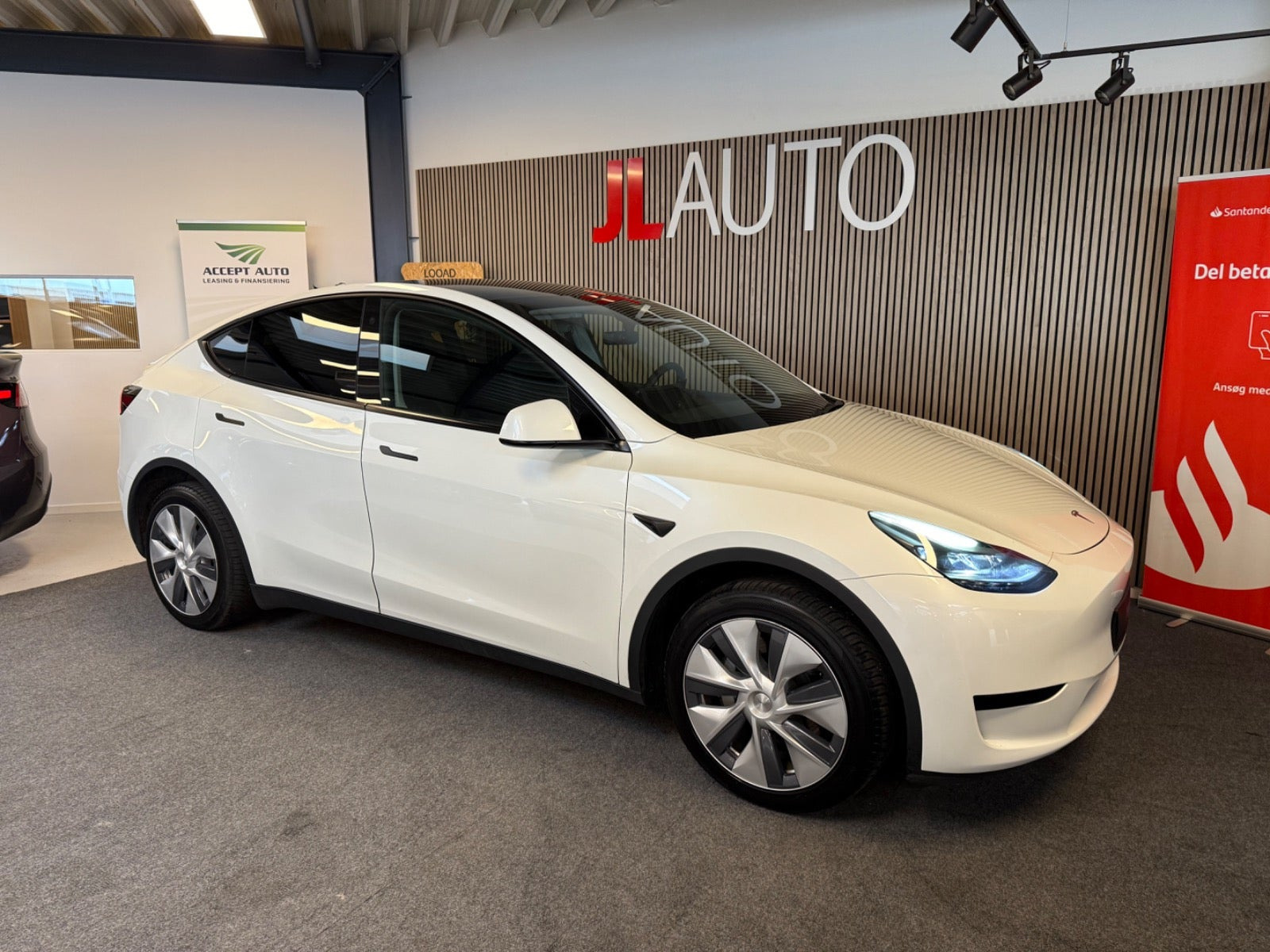 Hvid Tesla Model Y fra 2024