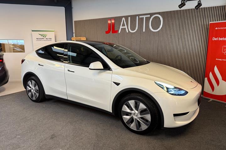 Hvid Tesla Model Y fra 2024