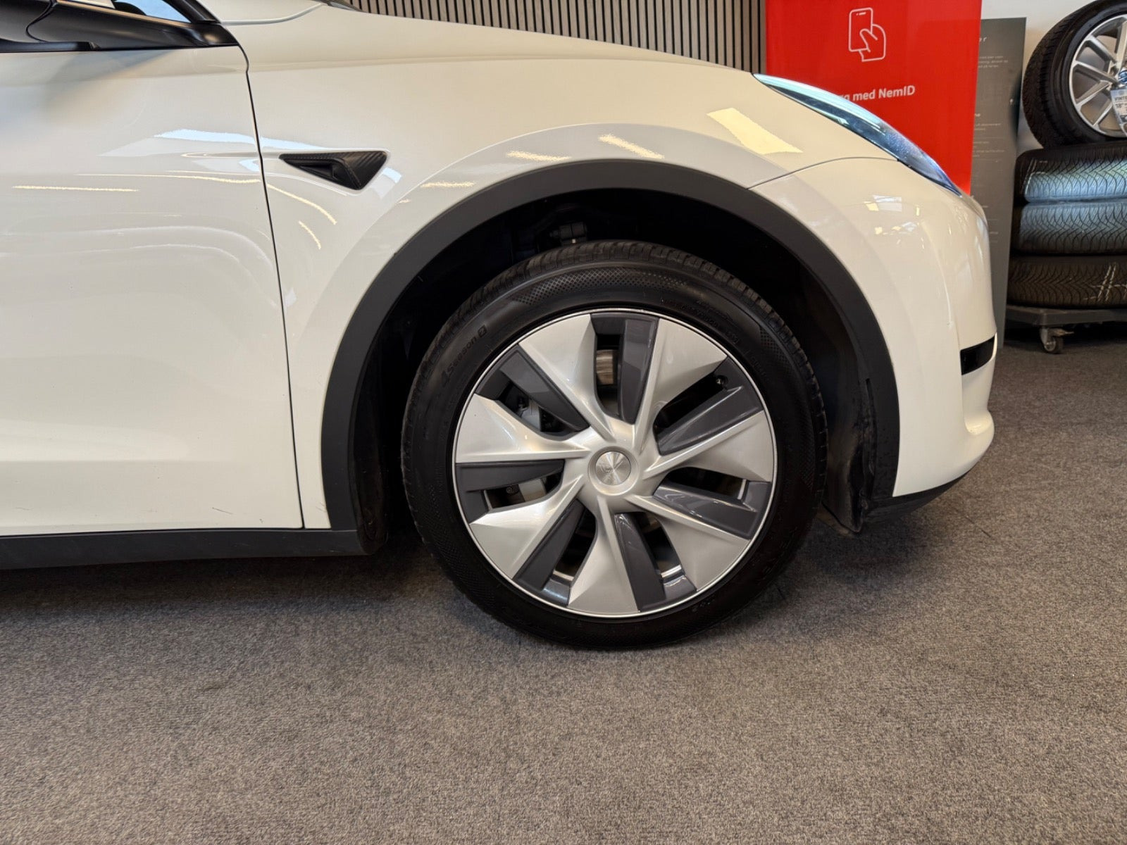 Hvid Tesla Model Y fra 2024