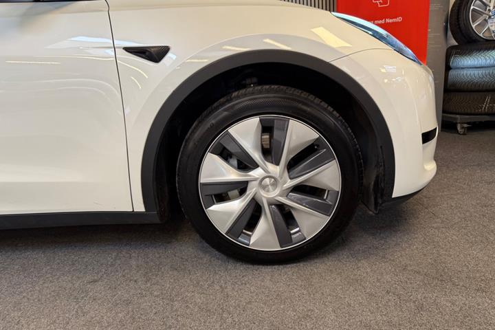 Hvid Tesla Model Y fra 2024