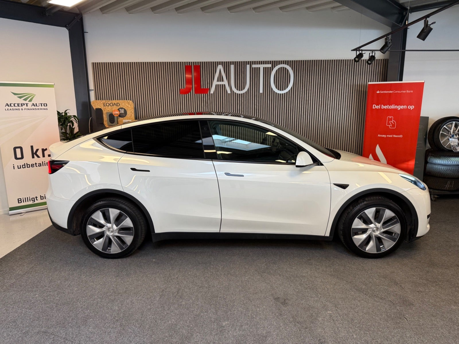 Hvid Tesla Model Y fra 2024