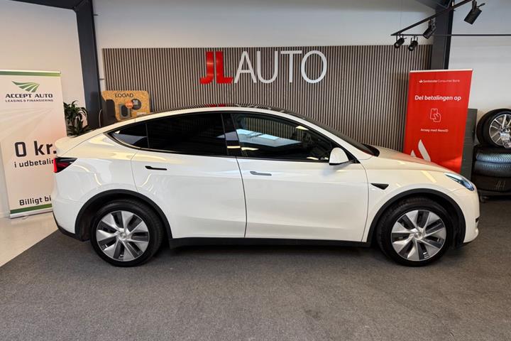 Hvid Tesla Model Y fra 2024