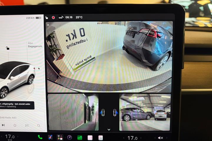Hvid Tesla Model Y fra 2024
