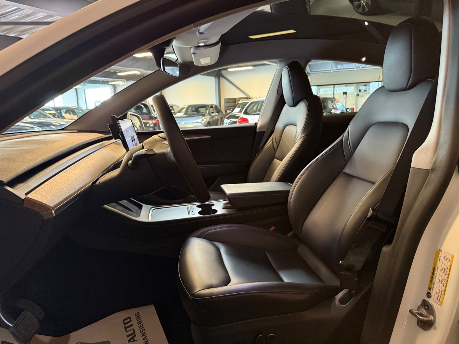 Hvid Tesla Model Y fra 2024