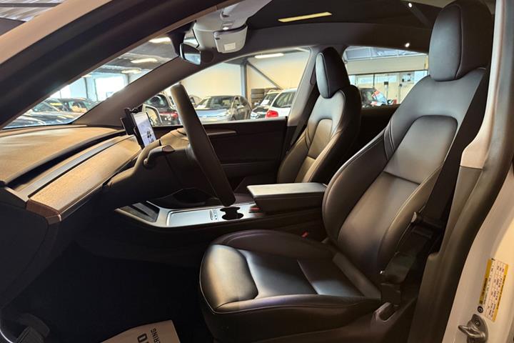 Hvid Tesla Model Y fra 2024