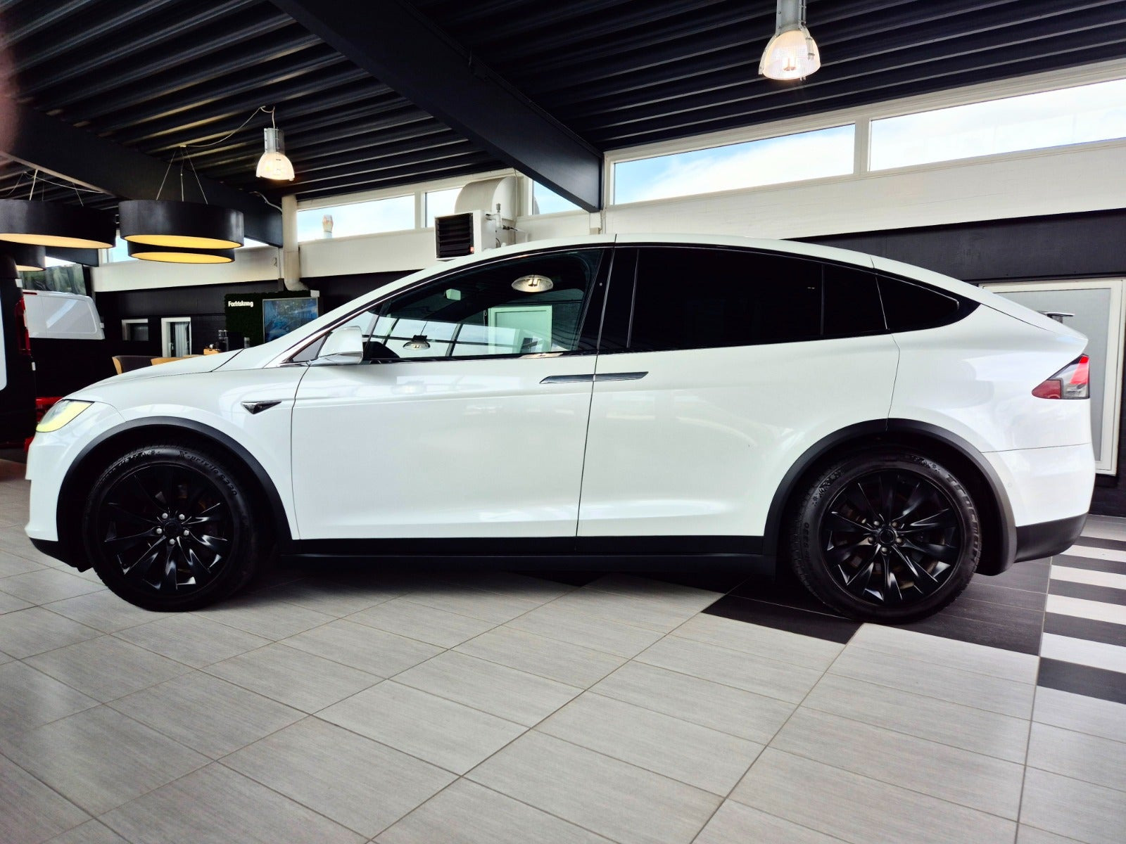 Hvid Tesla Model X fra 2017