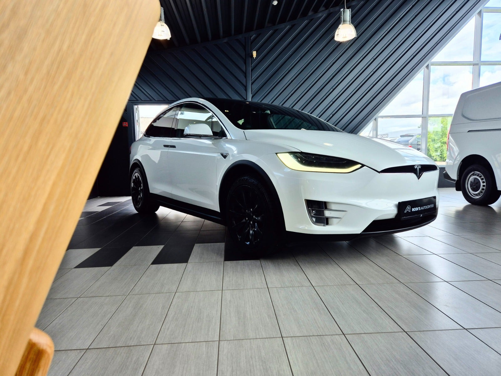 Hvid Tesla Model X fra 2017