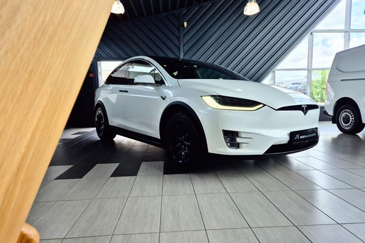 Hvid Tesla Model X fra 2017