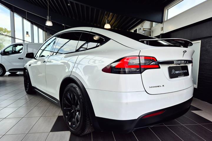 Hvid Tesla Model X fra 2017