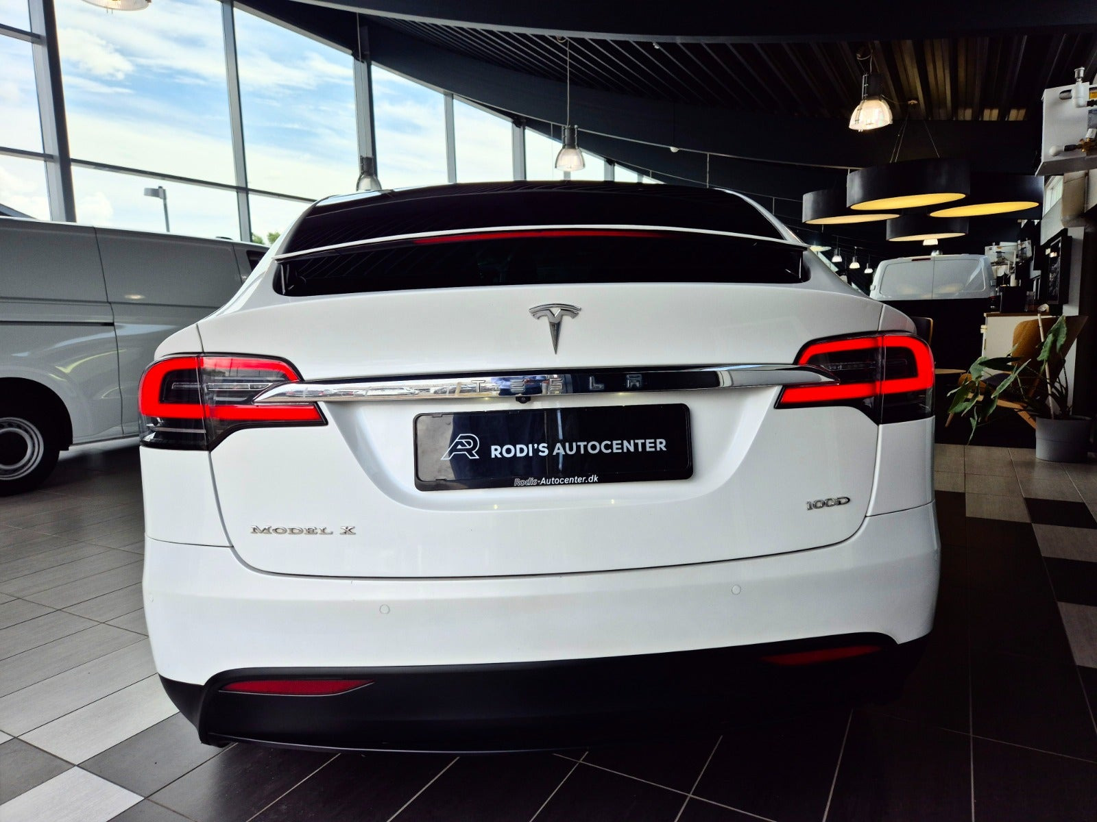 Hvid Tesla Model X fra 2017