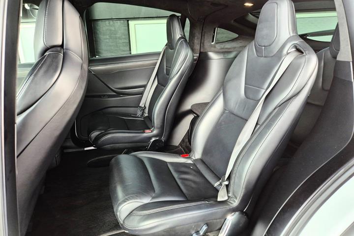 Hvid Tesla Model X fra 2017