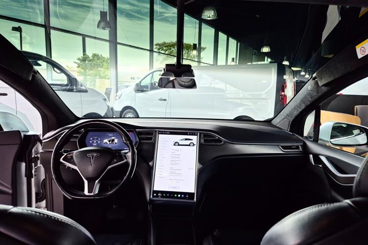 Hvid Tesla Model X fra 2017