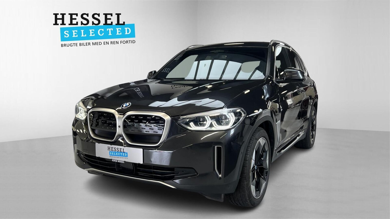 Grå BMW iX3 fra 2022 set udefra