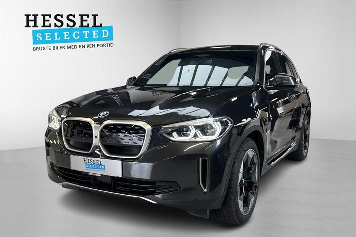Grå BMW iX3 fra 2022 set udefra